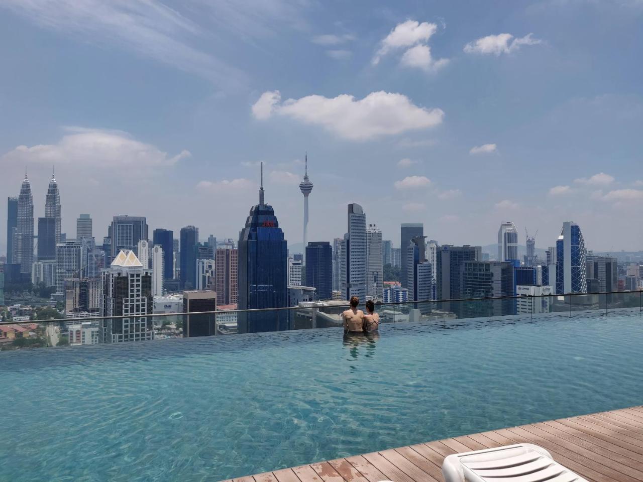 Skybed Over The Sky Hostel @Regalia Suites & Residences Kl Kuala Lumpur Exterior foto